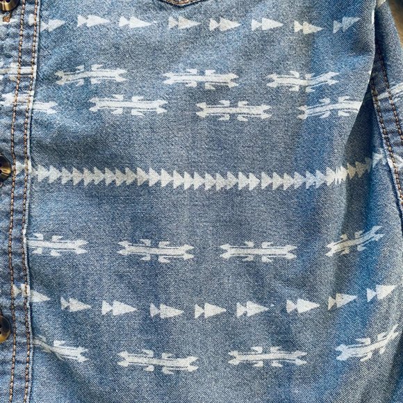 Chambray Long-Sleeved Button-Down Shirt Boy size 5T Southwest Arrowhead Print - Picture 2 of 9